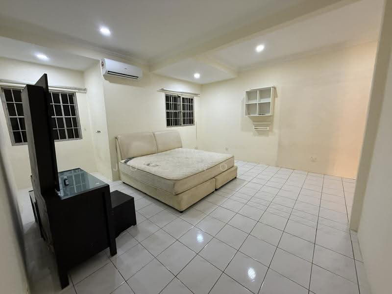 Rumah Teres 2-Tingkat untuk Disewa di Bandar Putra Permai (Seri Kembangan) - Joey Wong - Bedroom - PropertyGuru.com.my