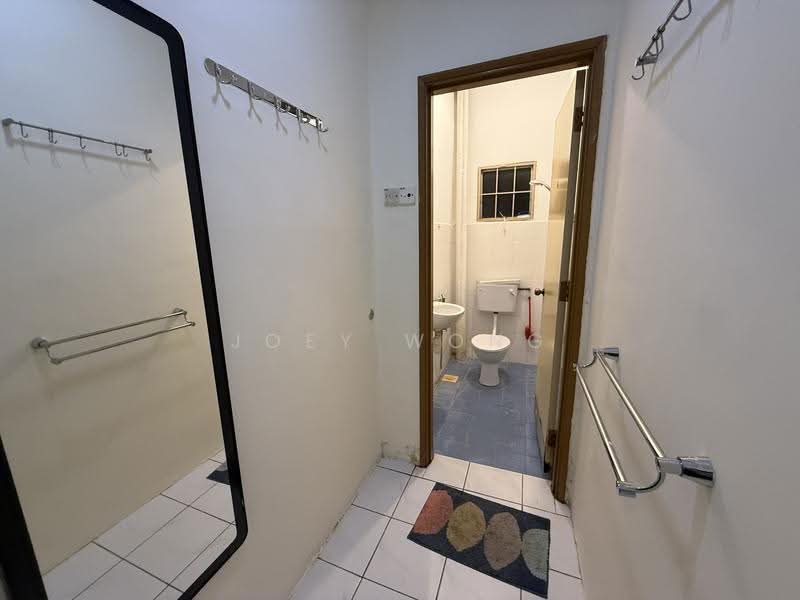 Rumah Teres 2-Tingkat untuk Disewa di Bandar Putra Permai (Seri Kembangan) - Joey Wong - Bathroom - PropertyGuru.com.my