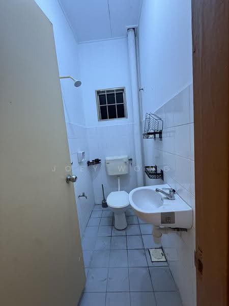 Rumah Teres 2-Tingkat untuk Disewa di Bandar Putra Permai (Seri Kembangan) - Joey Wong - Bathroom - PropertyGuru.com.my