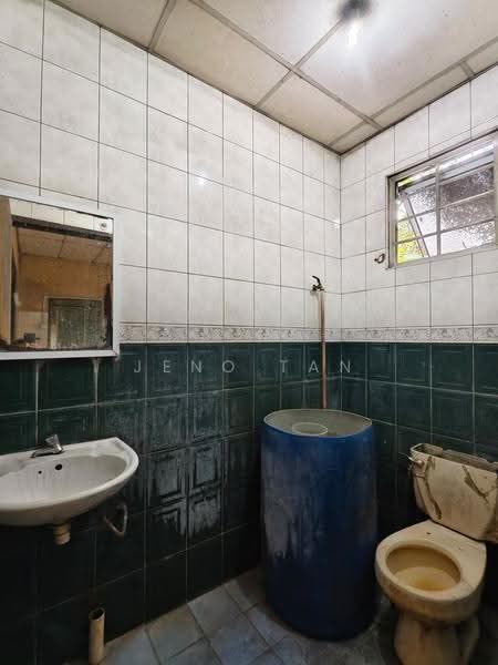 Warehouse for Rent in Kuching (Sarawak) - Jeno Tan - Bathroom - PropertyGuru.com.my