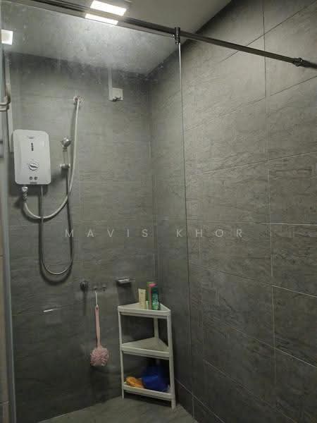 Kediaman Servis untuk Dijual di Woodsbury Suites - Mavis Khor - Bathroom - PropertyGuru.com.my