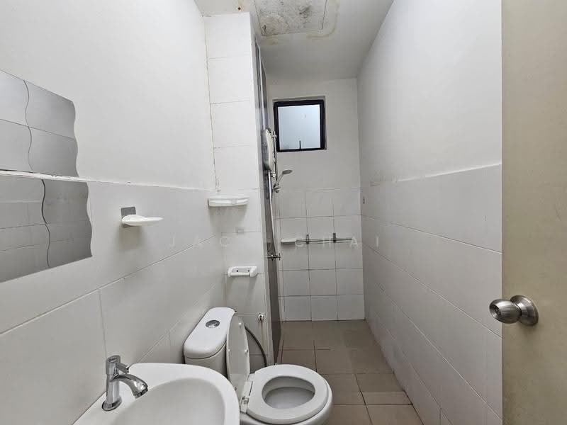 Kediaman Servis untuk Dijual di Jentayu Residensi @ Tampoi - Jack Chai - Bathroom - PropertyGuru.com.my