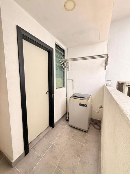 Kediaman Servis untuk Dijual di Southkey Mosaic - Zoey Lee - Balcony - PropertyGuru.com.my
