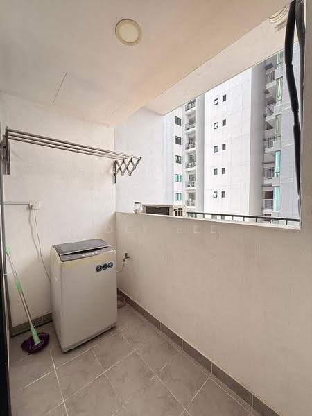 Kediaman Servis untuk Dijual di Southkey Mosaic - Zoey Lee - Balcony - PropertyGuru.com.my