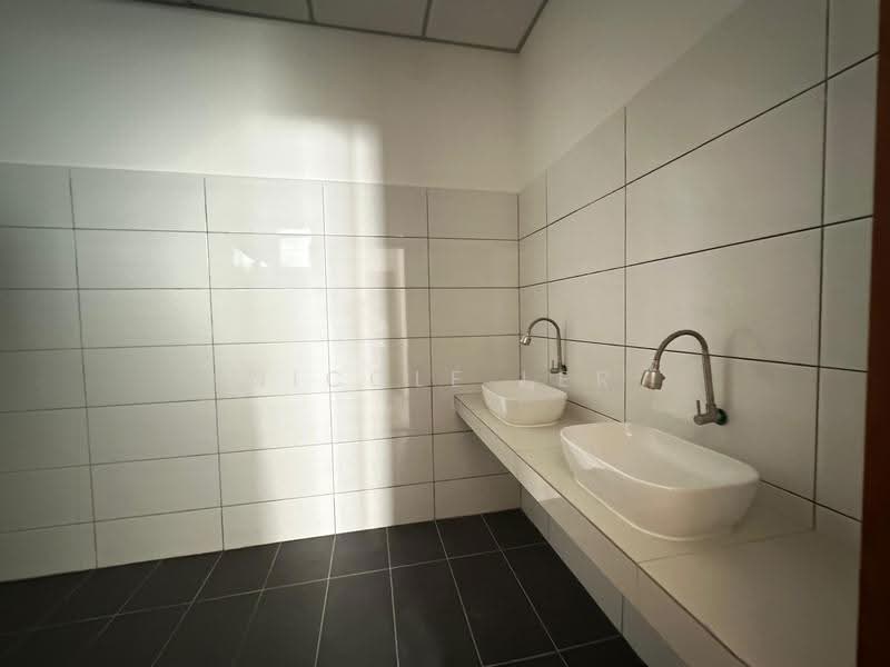 Kilang untuk Dijual di Kawasan Perindustrian Balakong (Balakong) - Nicole Ler - Bathroom - PropertyGuru.com.my