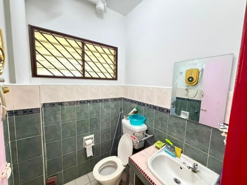 Rumah Teres 2-Tingkat untuk Dijual di Bandar Country Homes (Rawang) - Danny Wong - Bathroom - PropertyGuru.com.my