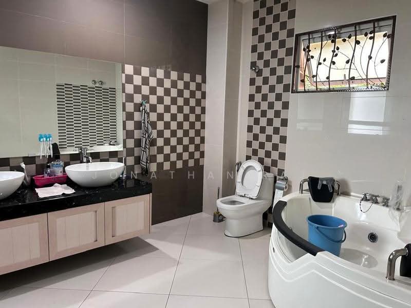 Bungalow House untuk Dijual di Taman Sea (Petaling Jaya) - Jonathan Raj - Bathroom - PropertyGuru.com.my