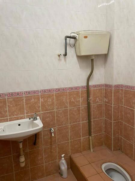 2-storey Terraced House for Sale in Bukit Sentosa (Rawang) - Zann Fauzan - Bathroom - PropertyGuru.com.my