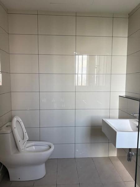 Kediaman Servis untuk Dijual di Duta Park Residences - Wan Jia Shun - Bathroom - PropertyGuru.com.my