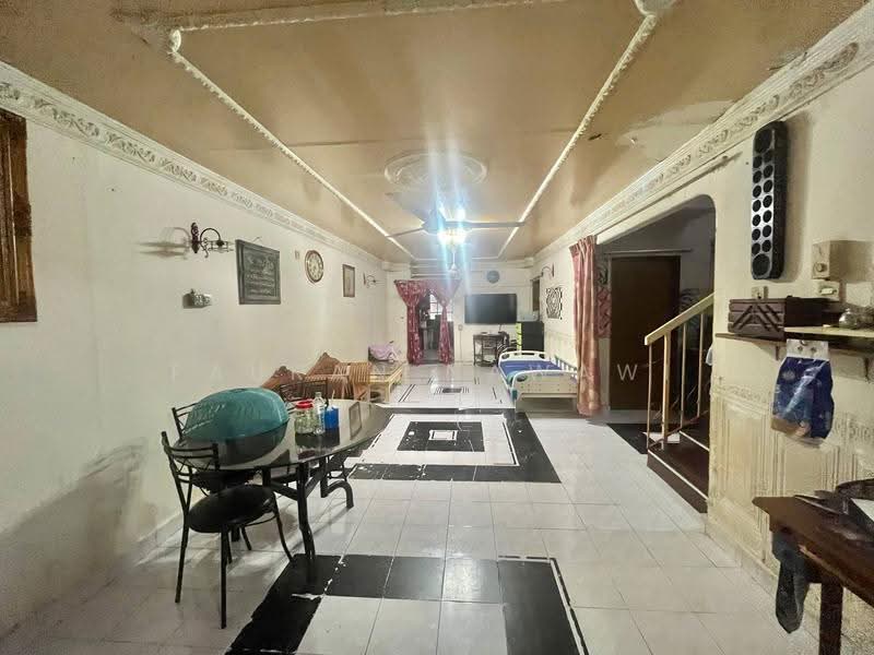 2-storey Terraced House for Sale in Taman Serdang Jaya (Seri Kembangan) - Fauran Nawawi - Living Room - PropertyGuru.com.my