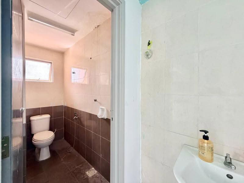Kedai untuk Disewa di Klang (Selangor) - Nur Alia Omar - Bathroom - PropertyGuru.com.my