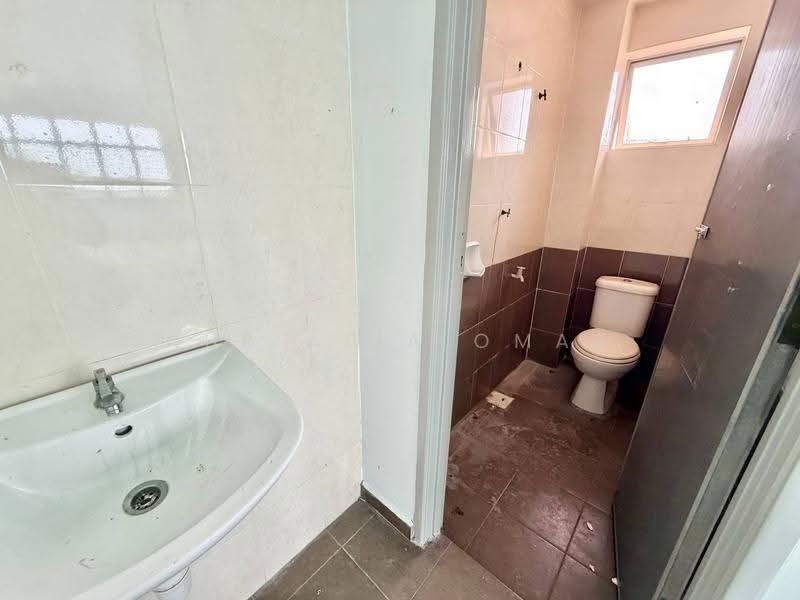 Kedai untuk Disewa di Klang (Selangor) - Nur Alia Omar - Bathroom - PropertyGuru.com.my