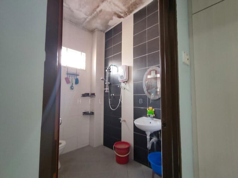 Rumah Teres 2-Tingkat untuk Dijual di Taman Saujana Indah (Bukit Katil) - Helen BF - Bathroom - PropertyGuru.com.my
