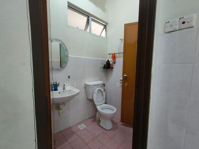 Rumah Teres 2-Tingkat untuk Dijual di Taman Saujana Indah (Bukit Katil) - Helen BF - Bathroom - PropertyGuru.com.my