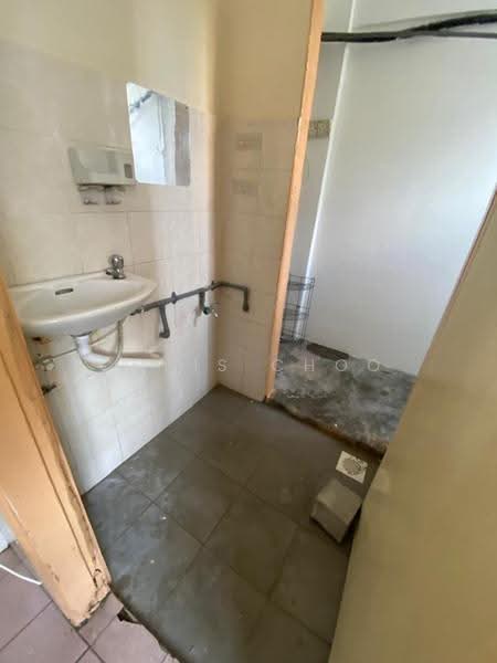 Flat for Sale at Desa Mentari Flat (Block 1) - Chris Choo - Bathroom - PropertyGuru.com.my