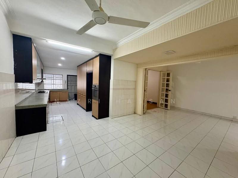 2-storey Terraced House for Sale in Seksyen 4 (Shah Alam) - Nazri Hassan - Kitchen - PropertyGuru.com.my