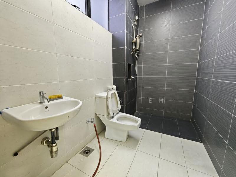 Pangsapuri untuk Dijual di Impian Senibong Residences - Wilson Teh - Bathroom - PropertyGuru.com.my