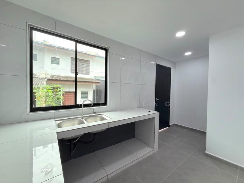 Rumah Teres 2-Tingkat untuk Dijual di Taman Bukit Tiram (Ulu Tiram) - Gyden Heng - Kitchen - PropertyGuru.com.my