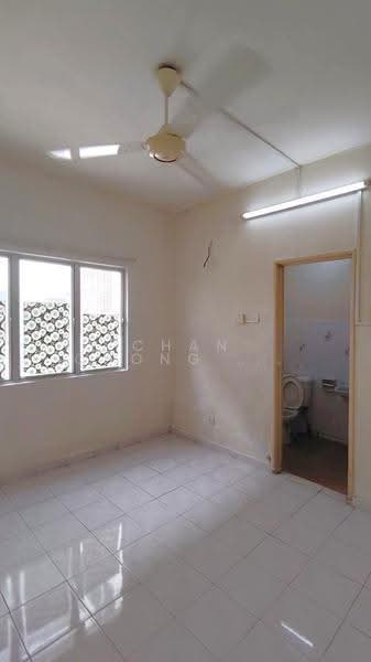Pangsapuri untuk Dijual di Pangsapuri Sri Alpinia - Chan Chong Liang - Bathroom - PropertyGuru.com.my