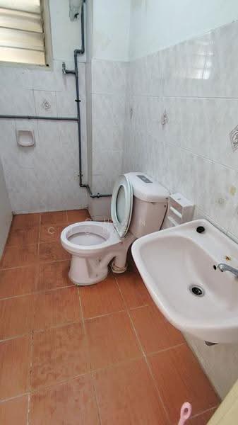 Pangsapuri untuk Dijual di Pangsapuri Sri Alpinia - Chan Chong Liang - Bathroom - PropertyGuru.com.my