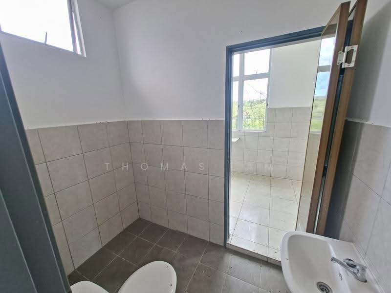Rumah Teres 2-Tingkat untuk Dijual di Taman Krubong Jaya (Krubong) - Thomas Lam - Bathroom - PropertyGuru.com.my