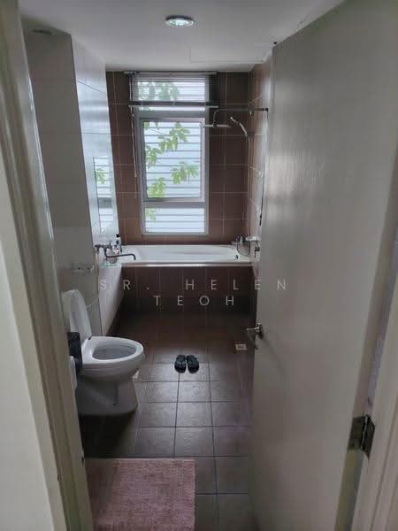 Condominium for Rent at 10 Island Resort - Sr. Helen Teoh - Bathroom With Tub - PropertyGuru.com.my