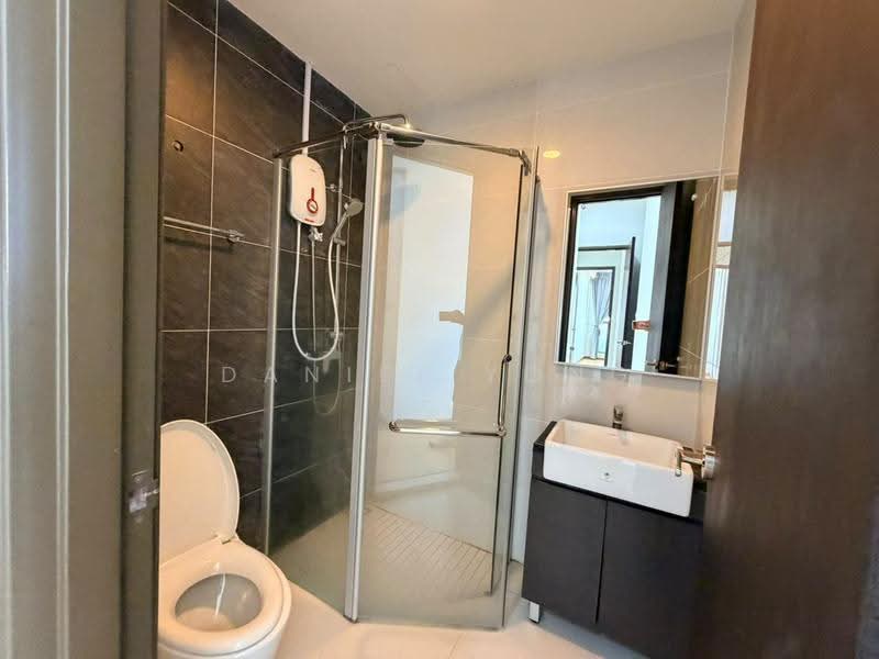 Kondominium untuk Dijual di Bay Point @ Country Garden Danga Bay - Daniel Yong - Bathroom - PropertyGuru.com.my