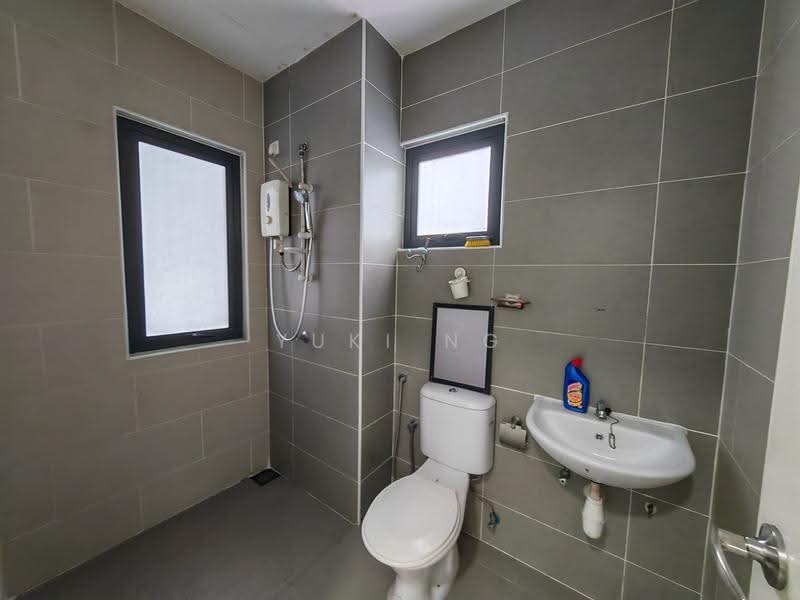 Kediaman Servis untuk Dijual di Kiara Plaza - Yuki Ng - Bathroom - PropertyGuru.com.my