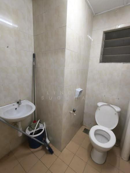 Pangsapuri untuk Dijual di Seri Ixora Apartment - Linda Suguna - Bathroom - PropertyGuru.com.my
