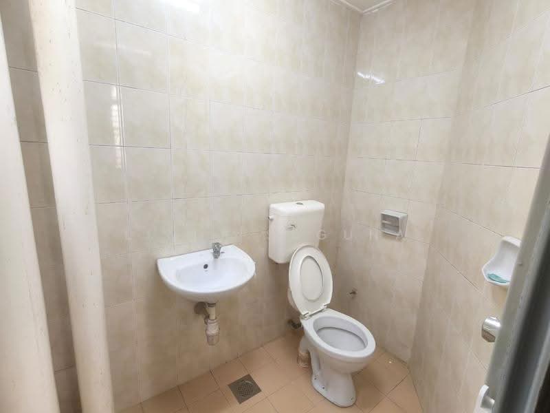 Pangsapuri untuk Dijual di Seri Ixora Apartment - Linda Suguna - Bathroom - PropertyGuru.com.my