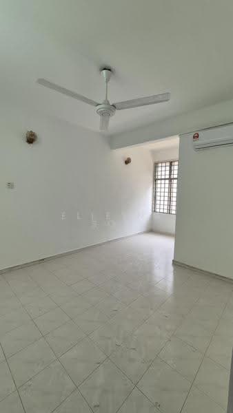 Rumah Flat untuk Dijual di Stulang Laut - Elleyna Soo - Living Room - PropertyGuru.com.my