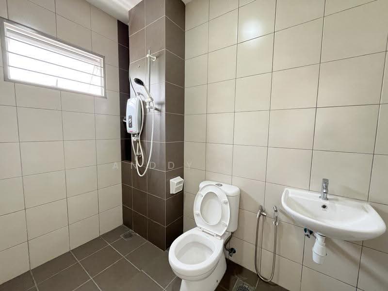 Rumah Teres 2-Tingkat untuk Disewa di Bandar Rimbayu (Telok Panglima Garang) - Anddy Gan - Bathroom - PropertyGuru.com.my