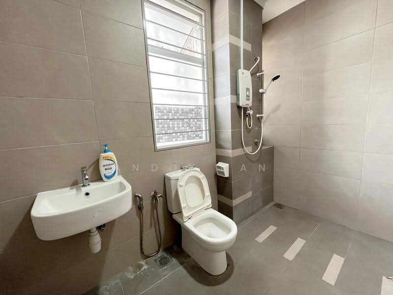 Rumah Teres 2-Tingkat untuk Disewa di Bandar Rimbayu (Telok Panglima Garang) - Anddy Gan - Bathroom - PropertyGuru.com.my