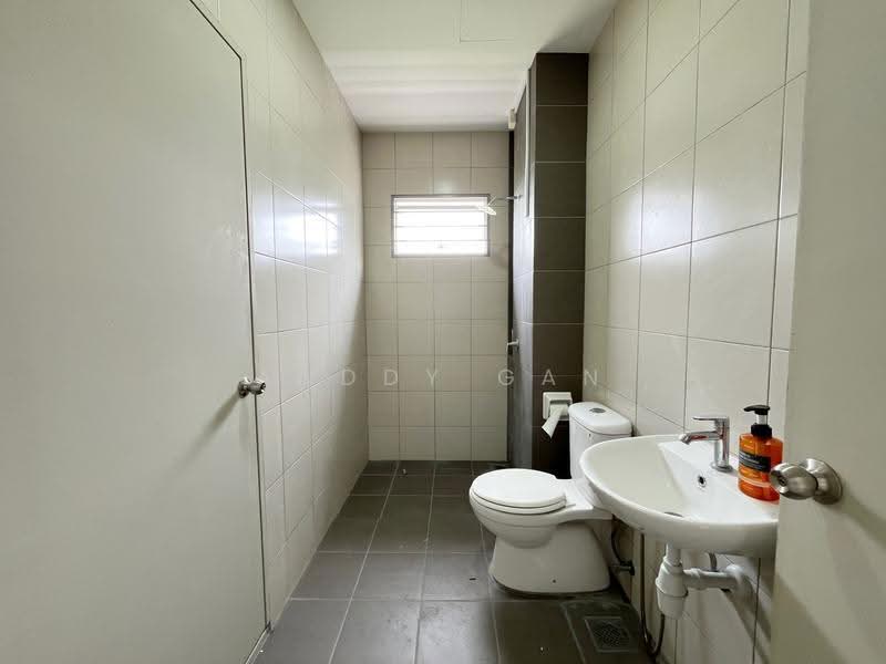 Rumah Teres 2-Tingkat untuk Disewa di Bandar Rimbayu (Telok Panglima Garang) - Anddy Gan - Bathroom - PropertyGuru.com.my