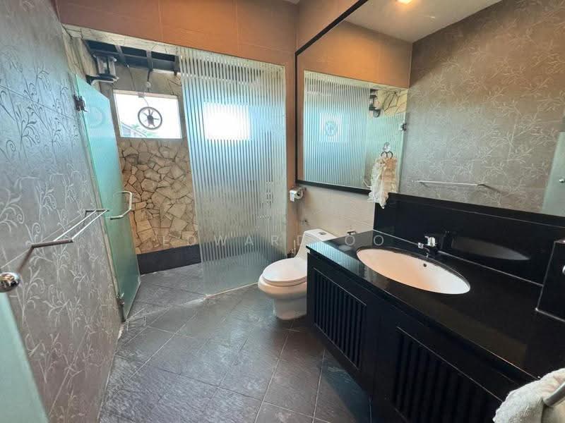 Rumah Berkembar untuk Dijual di Austin Perdana (Tebrau) - Edward Oo - Bathroom - PropertyGuru.com.my