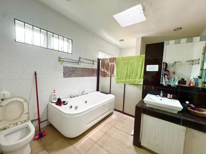 Bungalow House untuk Dijual di Taman Tun Dr Ismail (Kuala Lumpur) - Izzaza Izzati - Bathroom - PropertyGuru.com.my