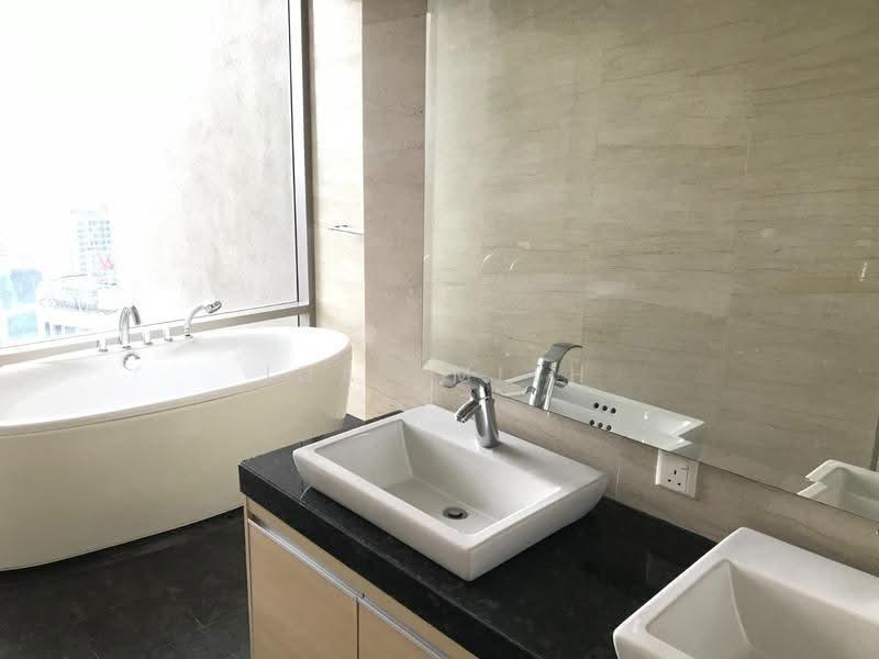 Kediaman Servis untuk Dijual di Pavilion Residences - Ida Smith - Bathroom - PropertyGuru.com.my