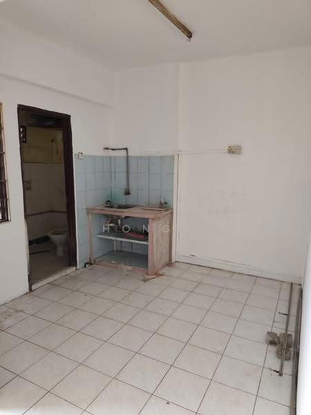 Rumah Flat untuk Disewa di Taman Jubilee Phase 2 - Hong . - Kitchen - PropertyGuru.com.my
