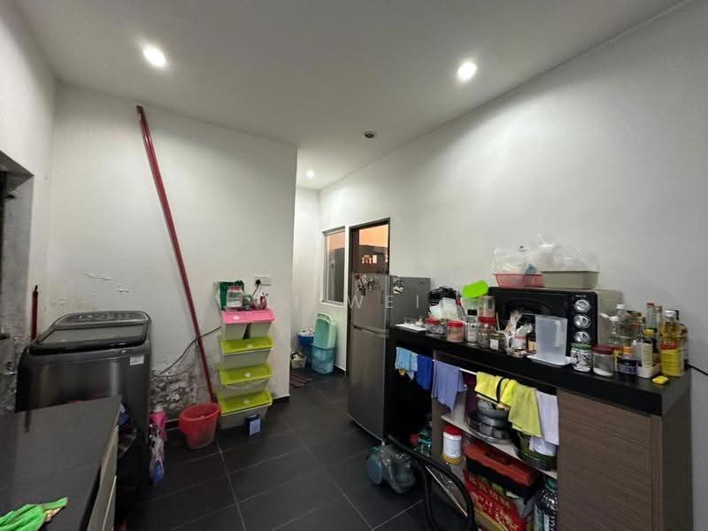 Rumah Teres 2-Tingkat untuk Dijual di Taman Setia Indah (Tebrau) - Li Wei - Kitchen - PropertyGuru.com.my
