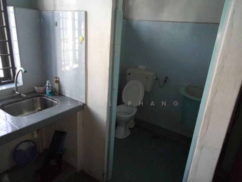 Shop for Rent in George Town (Penang) - Daniel Phang - Bathroom - PropertyGuru.com.my