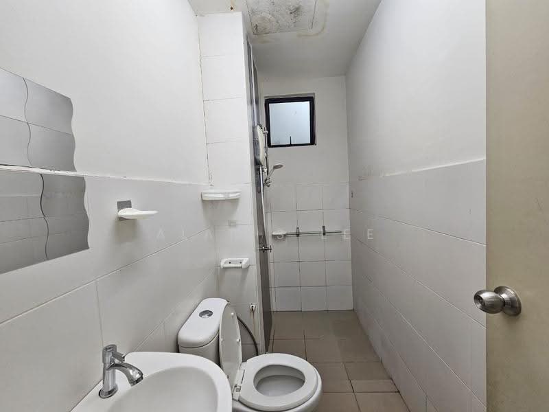 Kediaman Servis untuk Dijual di Jentayu Residensi @ Tampoi - Alanis Lee - Bathroom - PropertyGuru.com.my