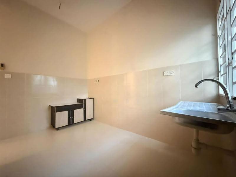 Townhouse for Sale in Sungai Buloh (Selangor) - Siti Hajar - Kitchen - PropertyGuru.com.my
