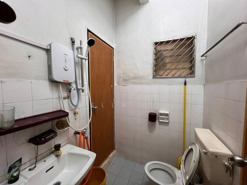 1-storey Terraced House for Sale in Taman Putri Kulai (Kulai) - Bella Ho - Bathroom - PropertyGuru.com.my