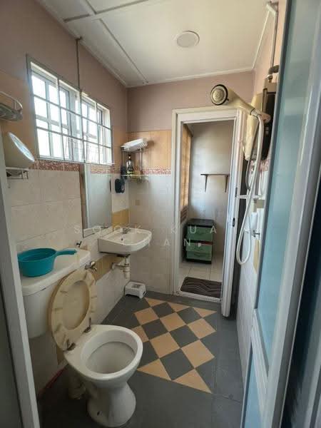 Rumah Teres untuk Dijual di Taman Pinggiran Putra (Seri Kembangan) - Sook Kuan Chan - Bathroom - PropertyGuru.com.my
