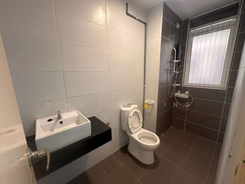 Service Residence for Sale at KSL Residence @ Daya - Siau Tong Ling - Bathroom - PropertyGuru.com.my