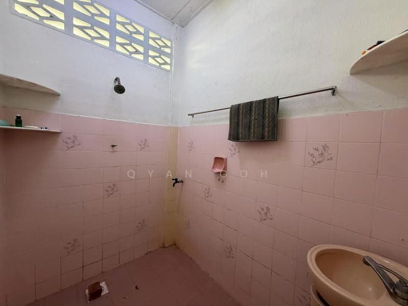 Rumah Teres 1-Tingkat untuk Disewa di Batu Lancang (Jelutong) - Qyan Goh - Bathroom - PropertyGuru.com.my