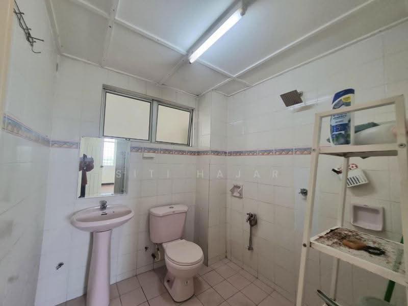 Pangsapuri untuk Dijual di Pangsapuri Cendana - Siti Hajar - Bathroom - PropertyGuru.com.my