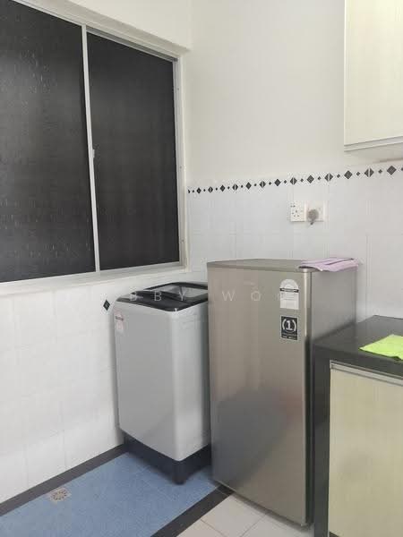 Kondominium untuk Disewa di Azuria Condominium - Abby Woo - Kitchen - PropertyGuru.com.my