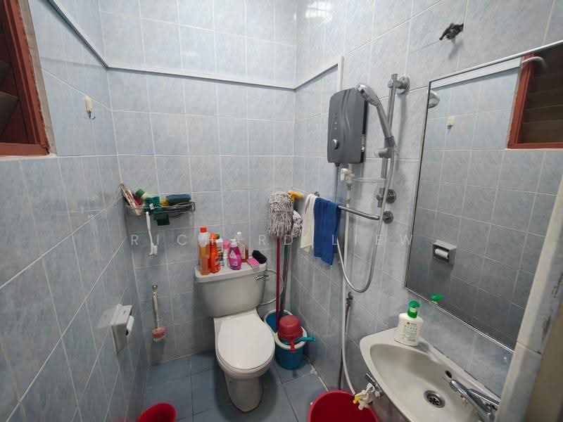Rumah Teres 2-Tingkat untuk Dijual di Taman Sea (Petaling Jaya) - Richard Liew - Bathroom - PropertyGuru.com.my