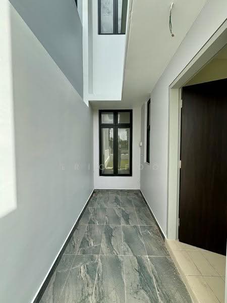 Rumah Kluster untuk Dijual di Taman Mount Austin (Tebrau) - Eric Foo - Corridor - PropertyGuru.com.my
